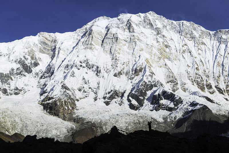 在尼泊尔喜马拉雅山脉Annapurna I 8091米下的大本营的登山者